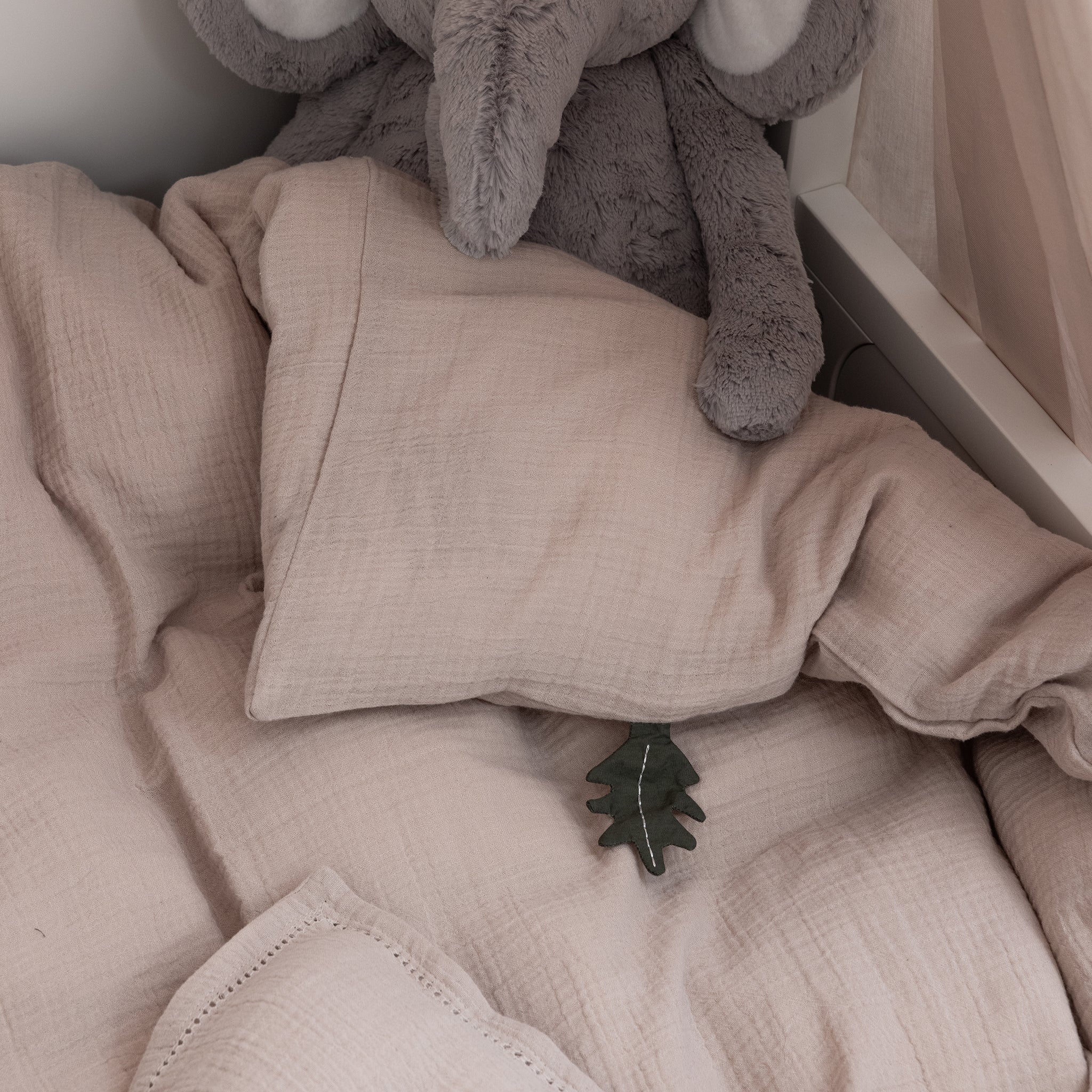 Musselin Junior Sengetøj (DK mål) - Sebra Sleep - Seabreeze beige - Image 3